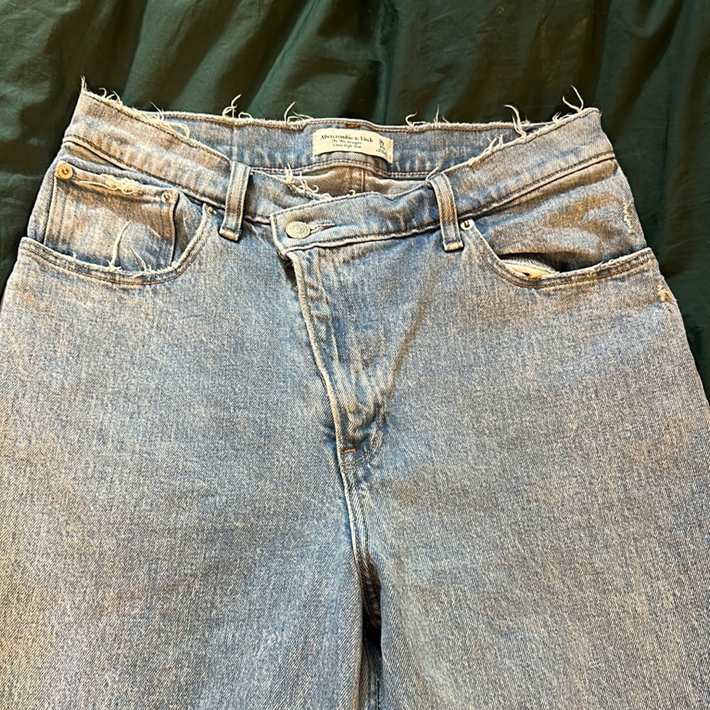 *SOLD* Abercrombie & Fitch The 90s Straight Ultra High Rise